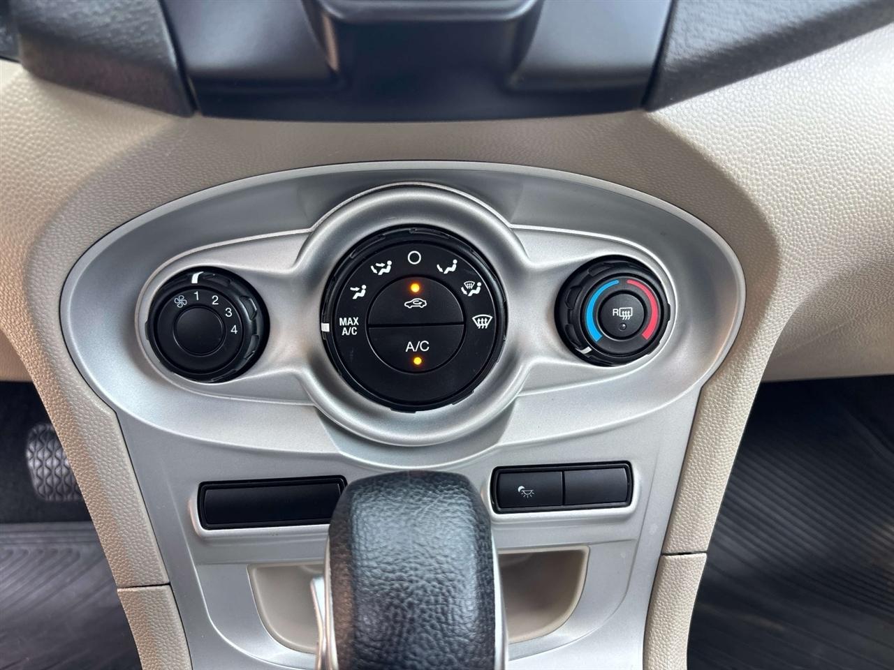 Ford Fiesta 4dr Sdn SE 2014