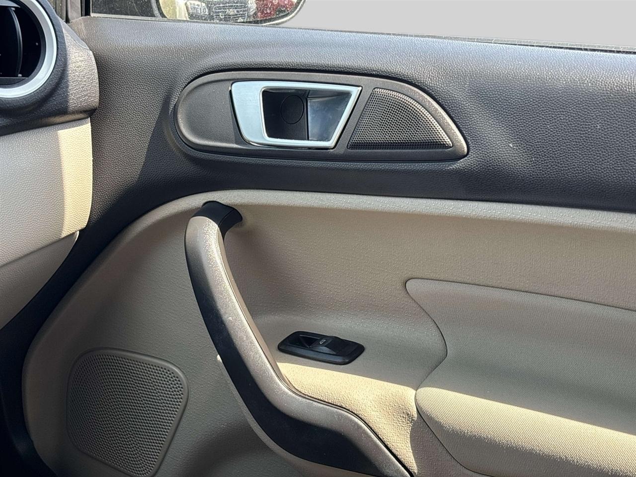 Ford Fiesta 4dr Sdn SE 2014