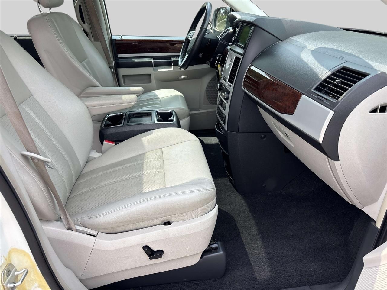 Chrysler Town & Country 4dr Wgn Touring Plus 2010