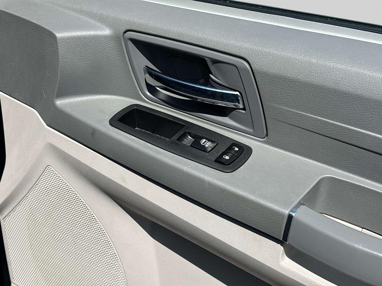 Chrysler Town & Country 4dr Wgn LX 2010
