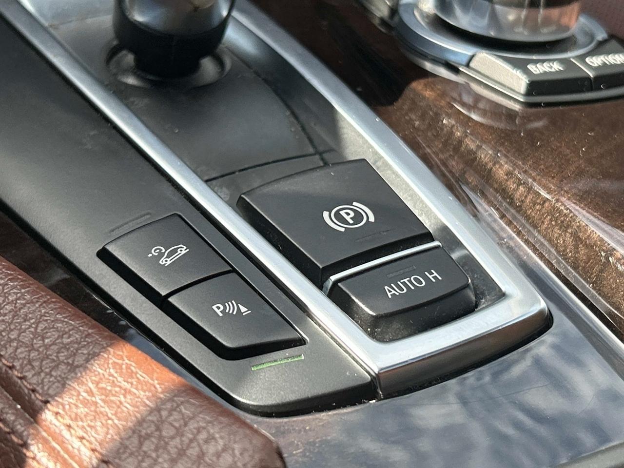 BMW 5 Series 4dr Sdn 550i xDrive AWD 2011