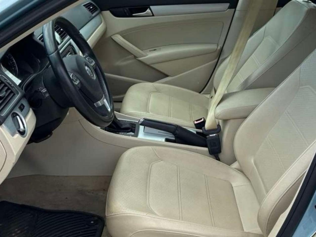 Volkswagen Passat 4dr Sdn 2.5L Auto SE PZEV 2012