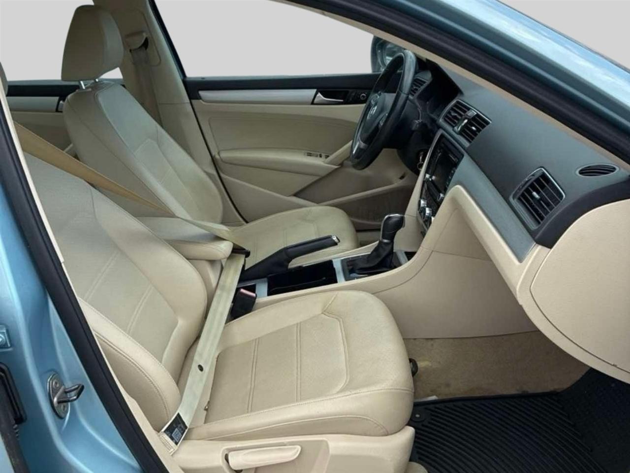 Volkswagen Passat 4dr Sdn 2.5L Auto SE PZEV 2012