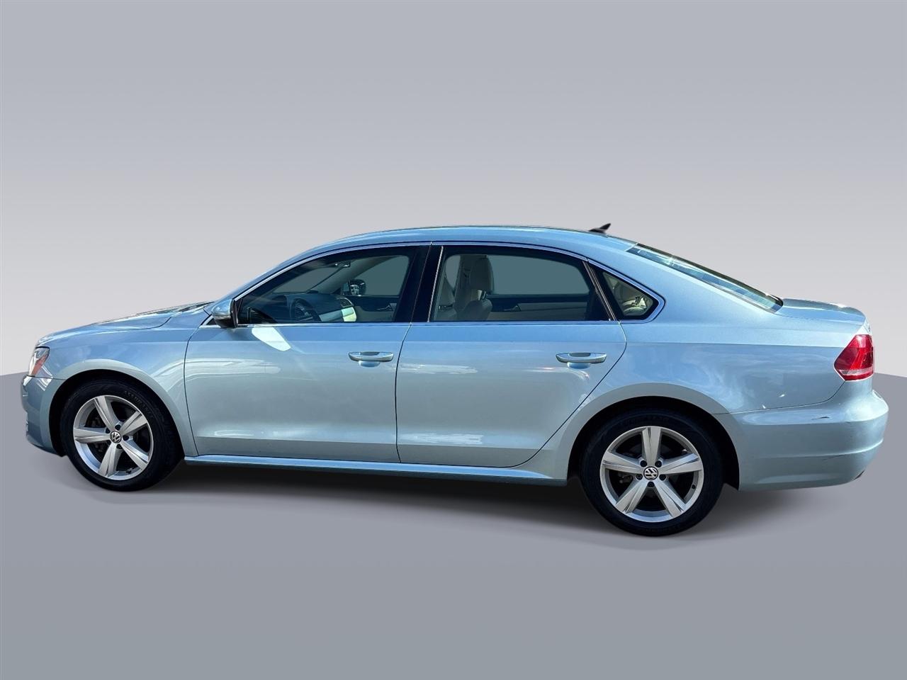 Volkswagen Passat 4dr Sdn 2.5L Auto SE PZEV 2012