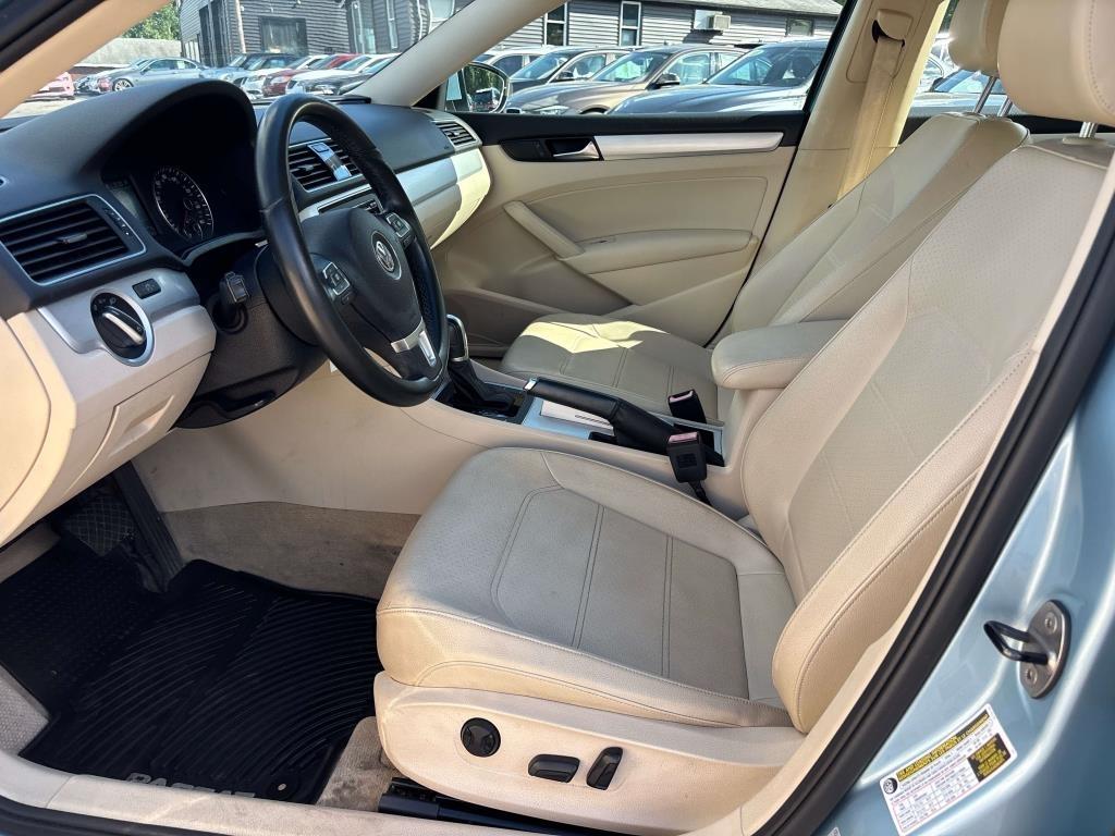 Volkswagen Passat 4dr Sdn 2.5L Auto SE PZEV 2012