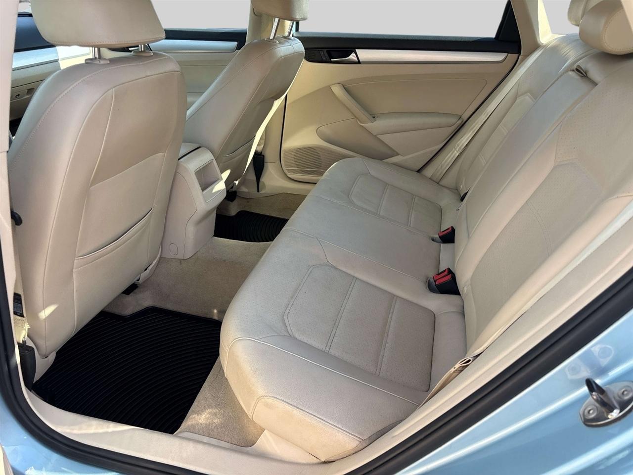 Volkswagen Passat 4dr Sdn 2.5L Auto SE PZEV 2012