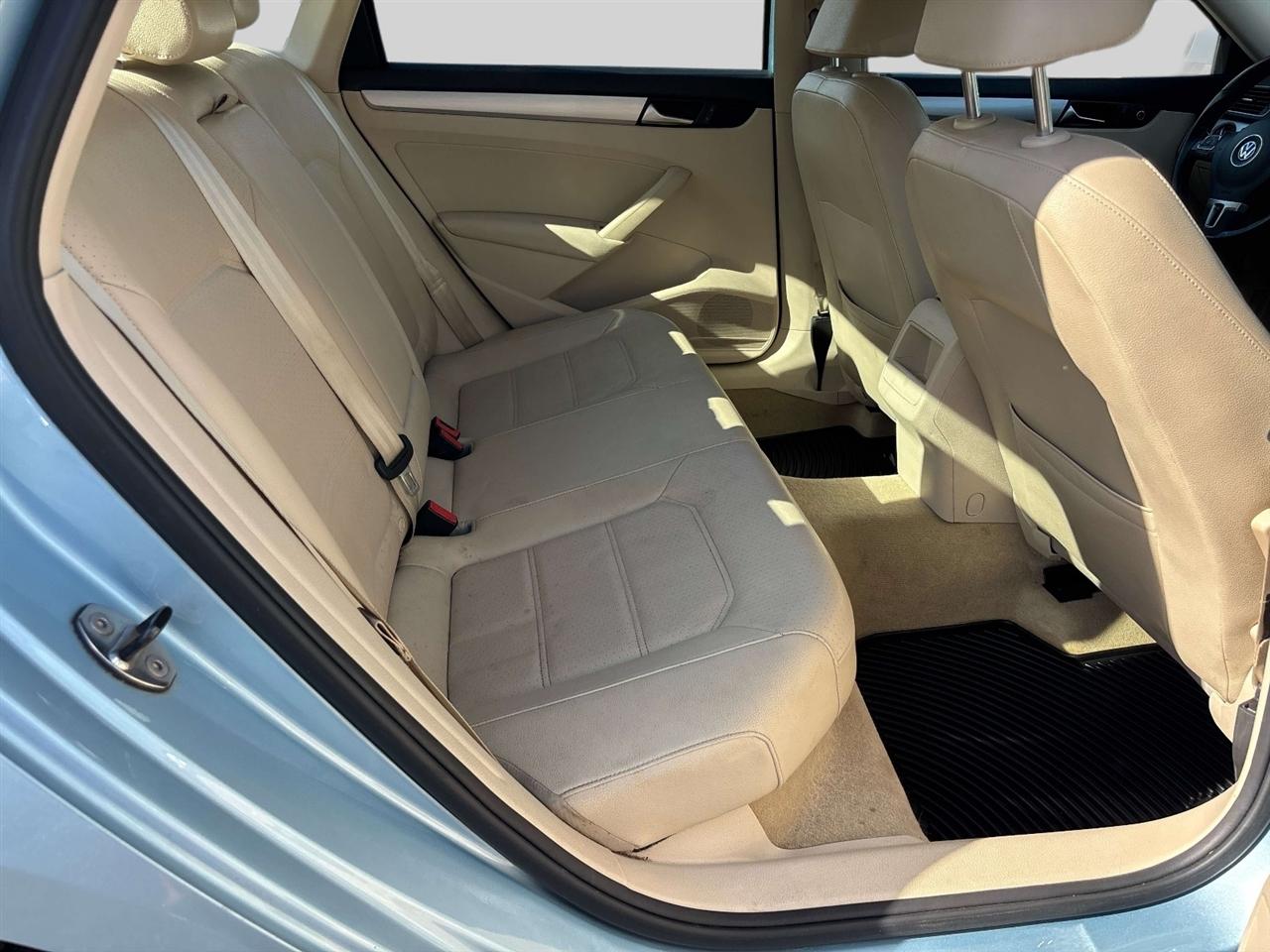 Volkswagen Passat 4dr Sdn 2.5L Auto SE PZEV 2012