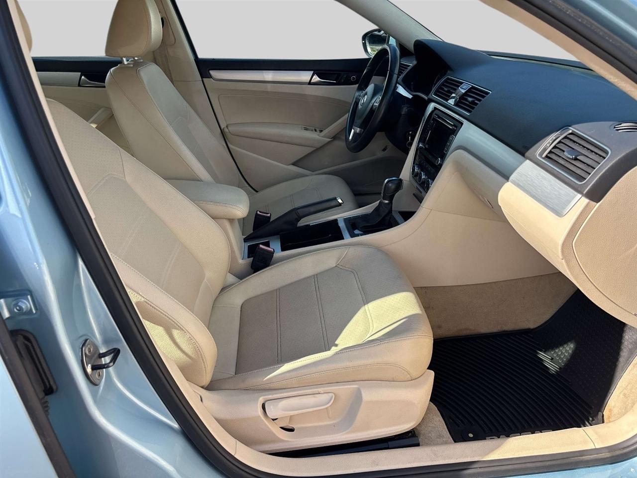 Volkswagen Passat 4dr Sdn 2.5L Auto SE PZEV 2012