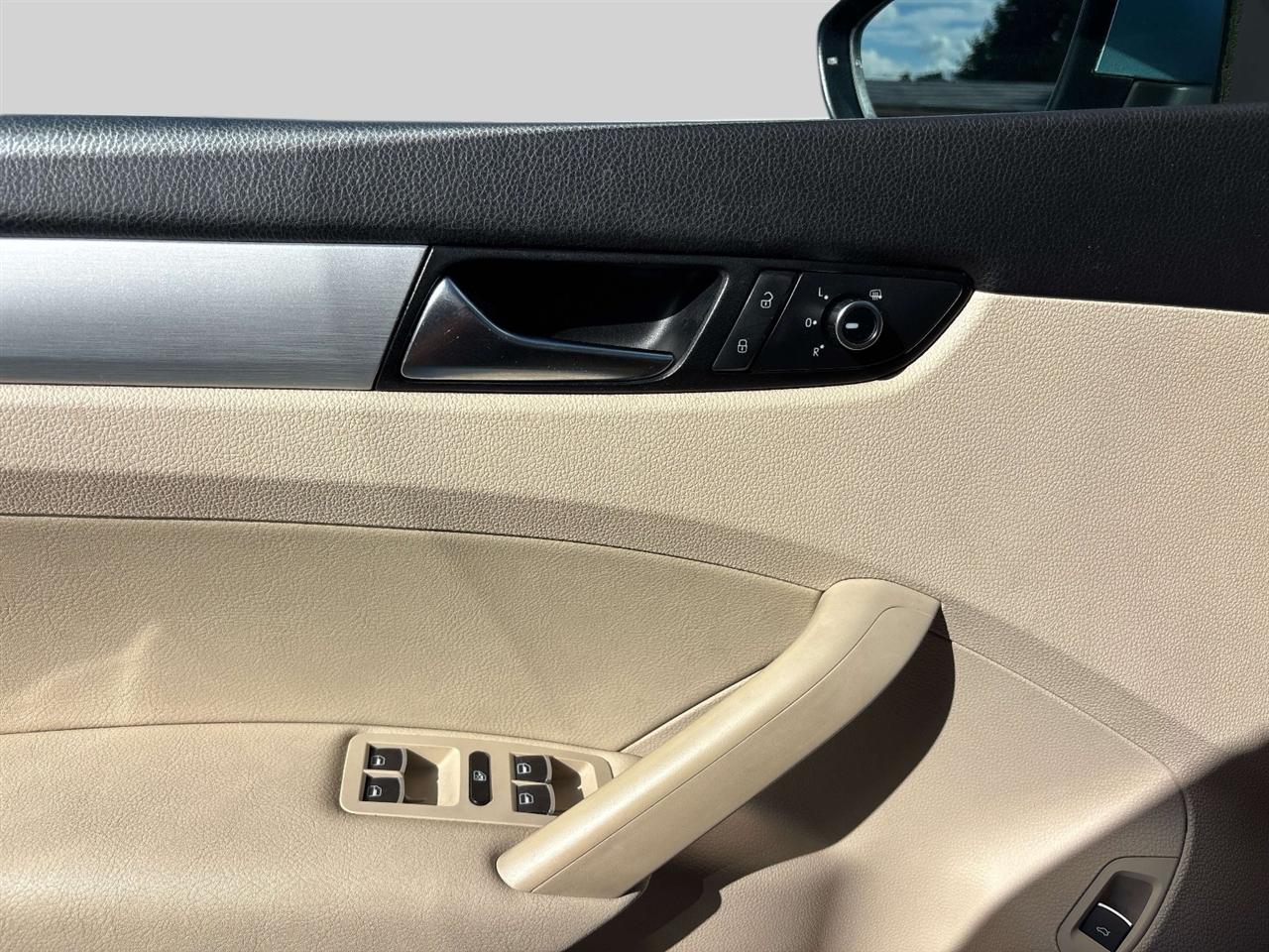 Volkswagen Passat 4dr Sdn 2.5L Auto SE PZEV 2012