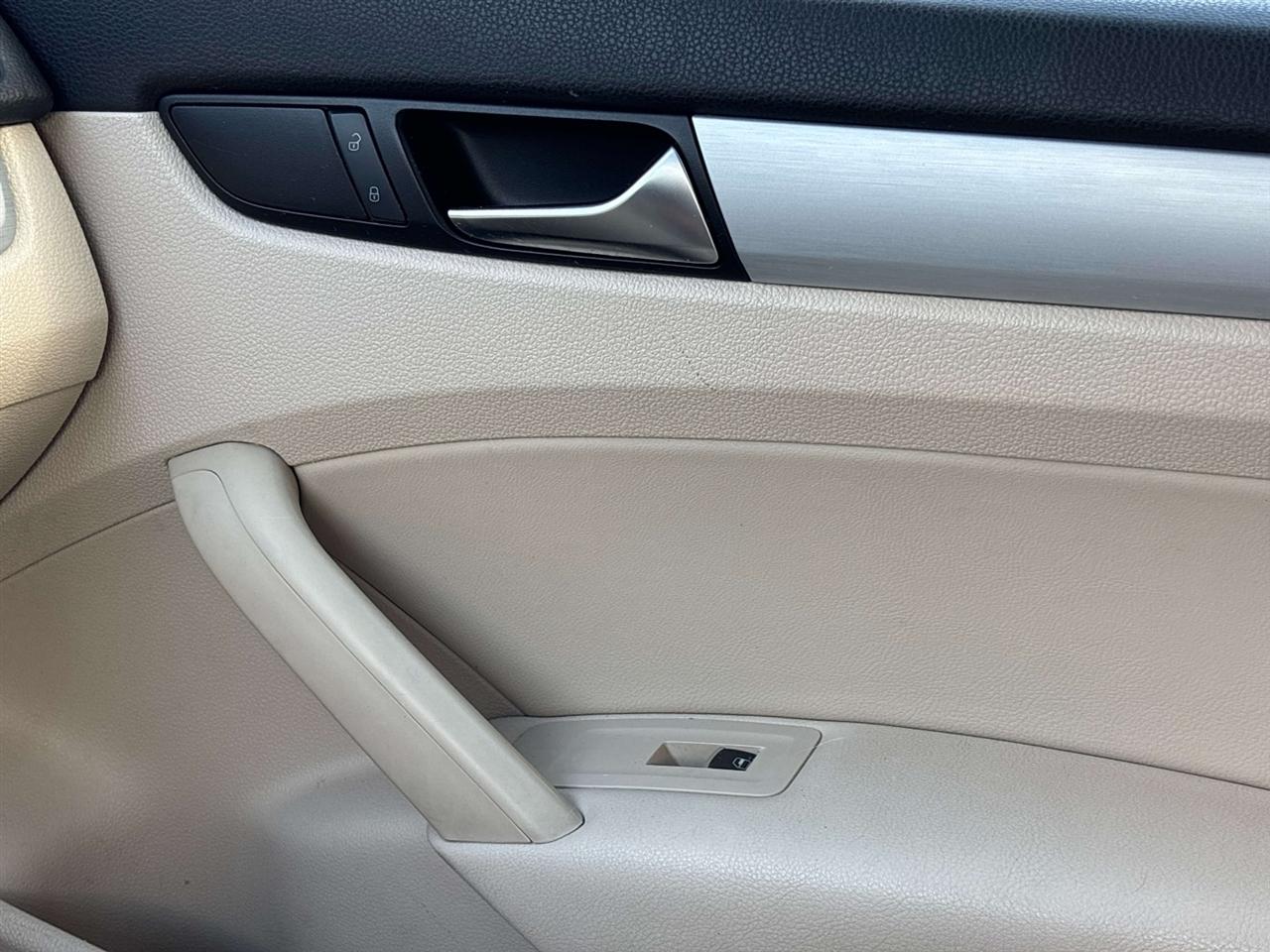 Volkswagen Passat 4dr Sdn 2.5L Auto SE PZEV 2012