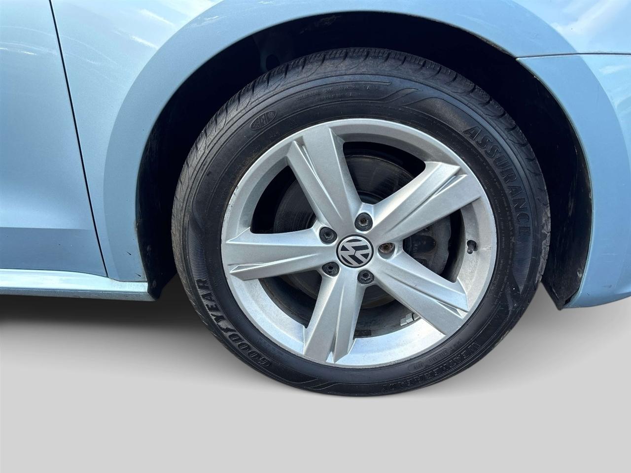 Volkswagen Passat 4dr Sdn 2.5L Auto SE PZEV 2012