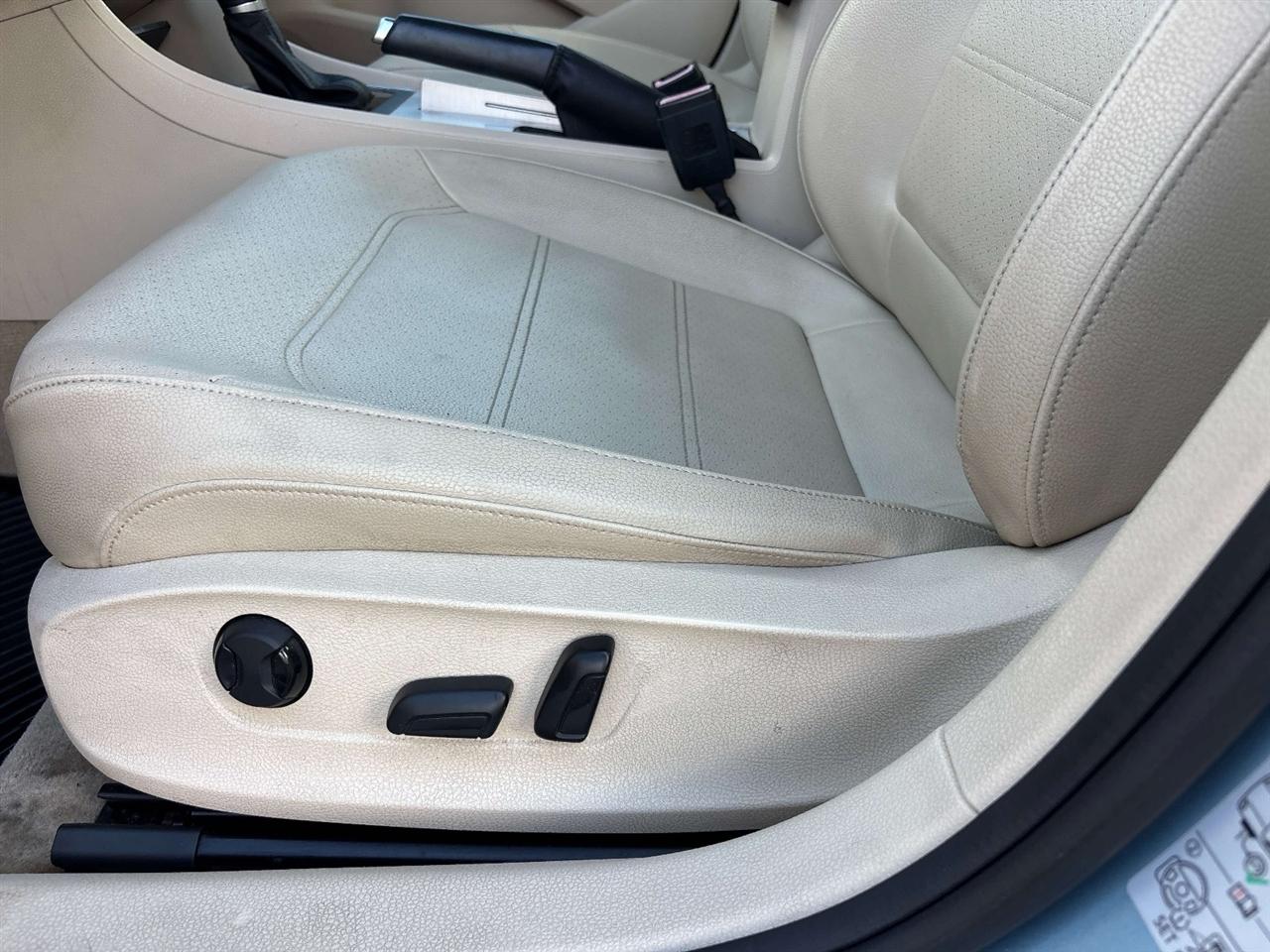 Volkswagen Passat 4dr Sdn 2.5L Auto SE PZEV 2012