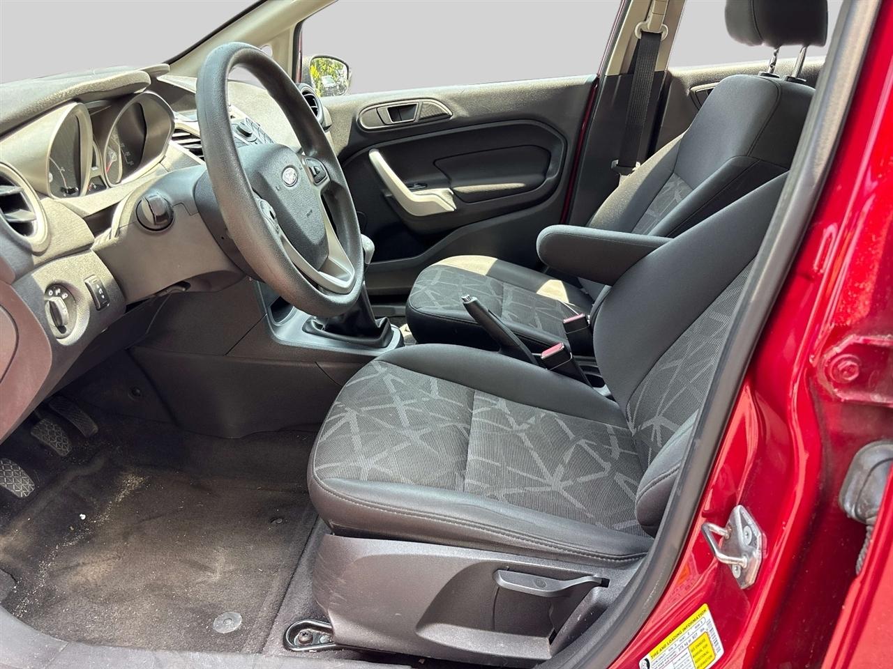 Ford Fiesta 4dr Sdn SE 2013