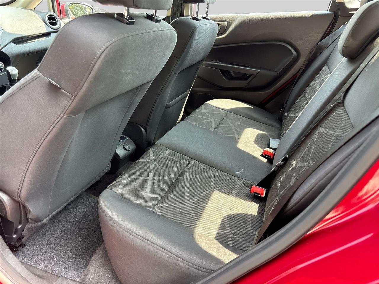 Ford Fiesta 4dr Sdn SE 2013