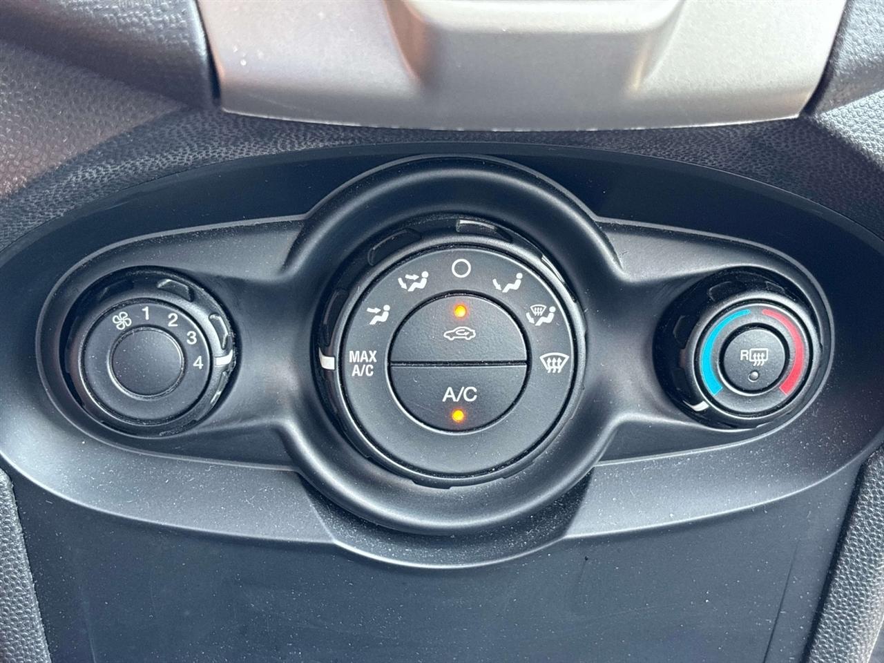 Ford Fiesta 4dr Sdn SE 2013