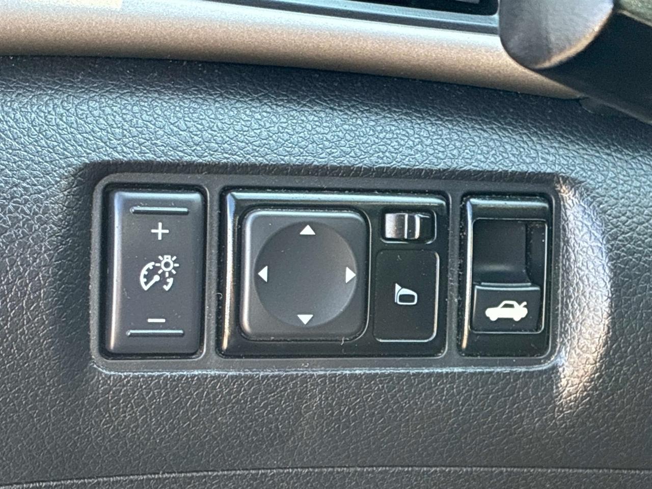 Nissan Sentra 4dr Sdn I4 CVT SR 2014