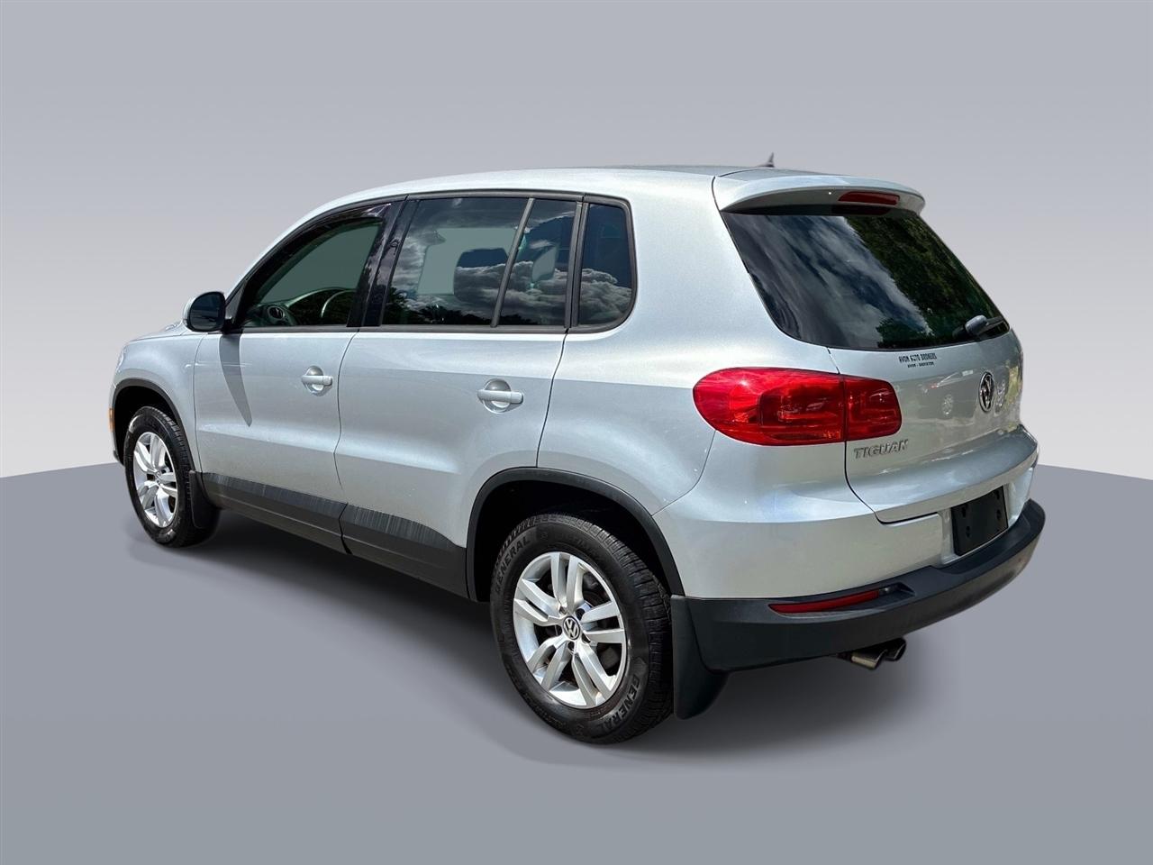 Volkswagen Tiguan 4WD 4dr Auto SE w/Sunroof & Nav 2013