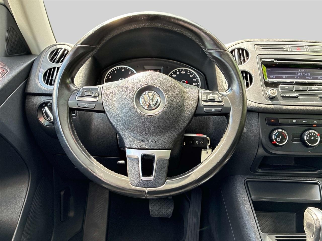 Volkswagen Tiguan 4WD 4dr Auto SE w/Sunroof & Nav 2013