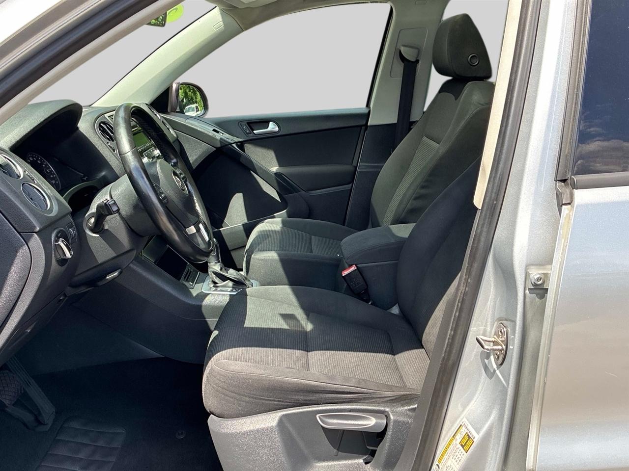 Volkswagen Tiguan 4WD 4dr Auto SE w/Sunroof & Nav 2013