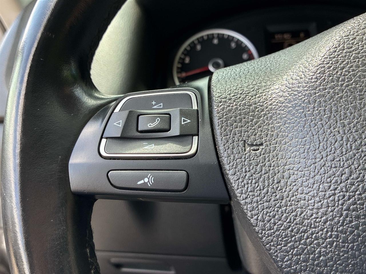 Volkswagen Tiguan 4WD 4dr Auto SE w/Sunroof & Nav 2013