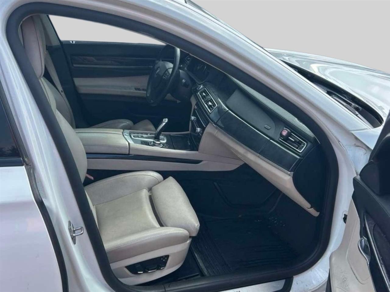 BMW 7 Series 4dr Sdn 750Li xDrive AWD 2010