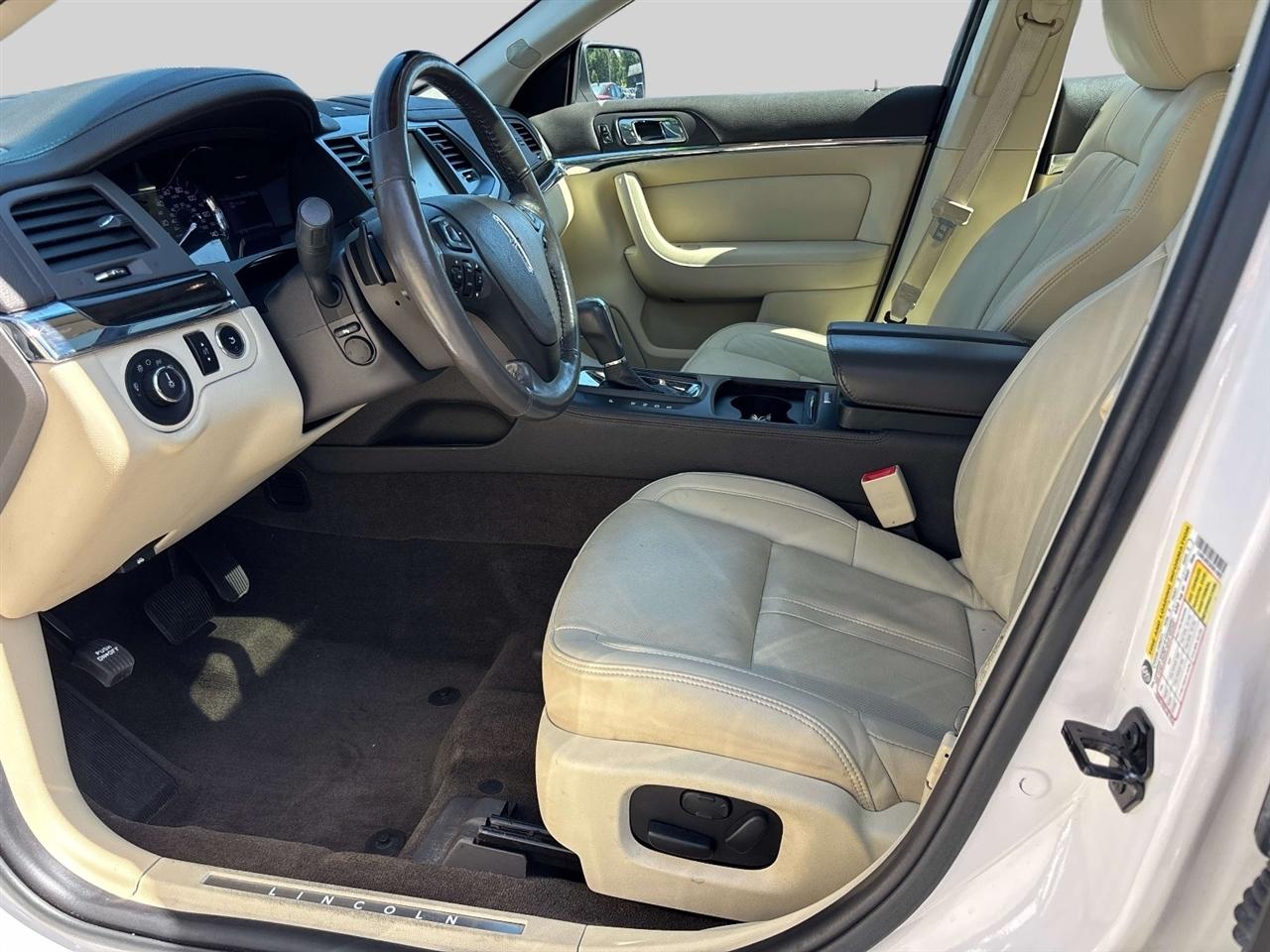 Lincoln MKS 4dr Sdn 3.7L AWD 2013