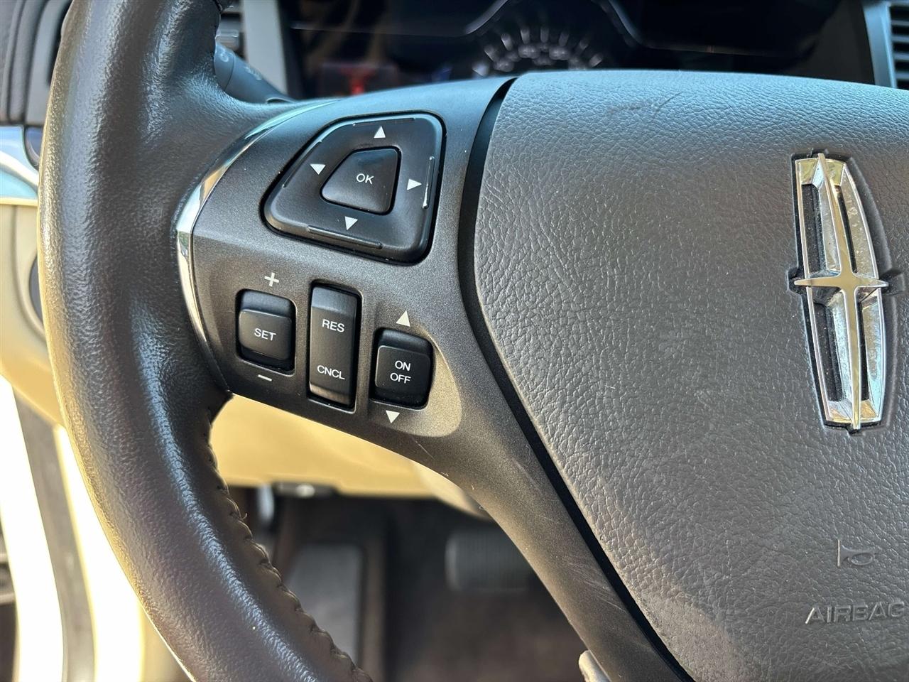 Lincoln MKS 4dr Sdn 3.7L AWD 2013