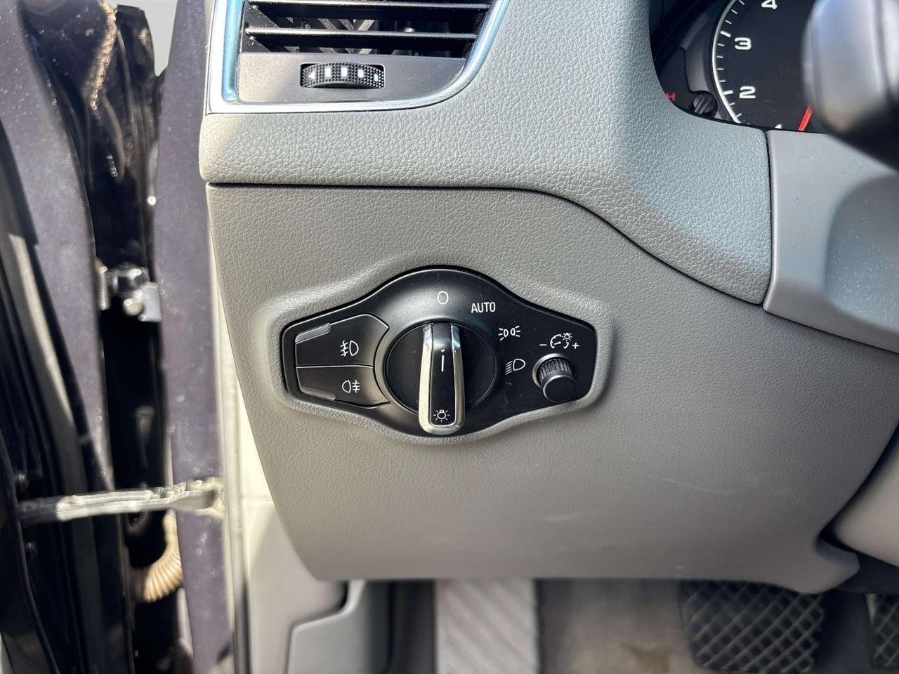 Audi Q5 quattro 4dr 3.2L Premium Plus 2012
