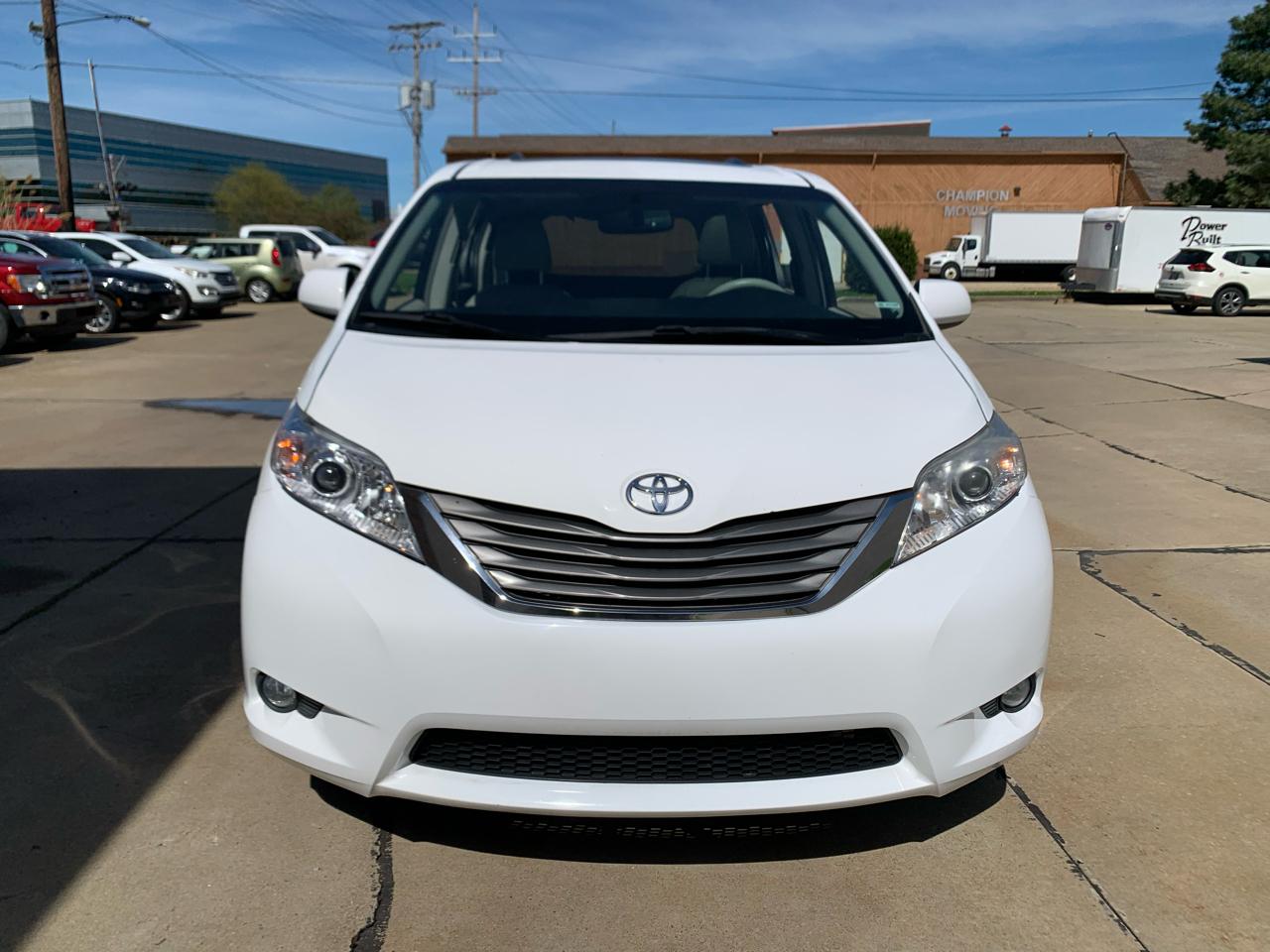 Toyota Sienna XLE 2011
