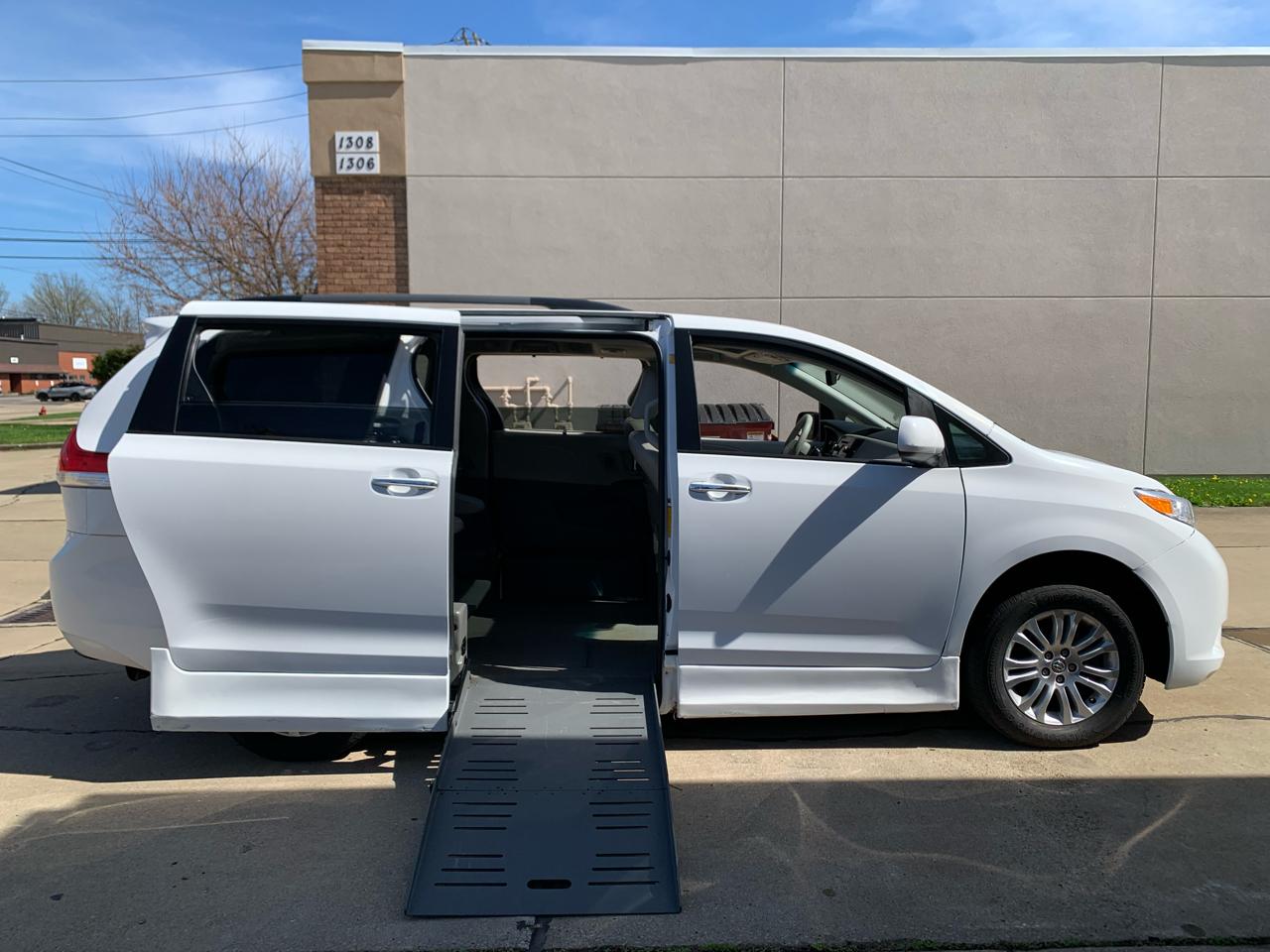 Toyota Sienna XLE 2011