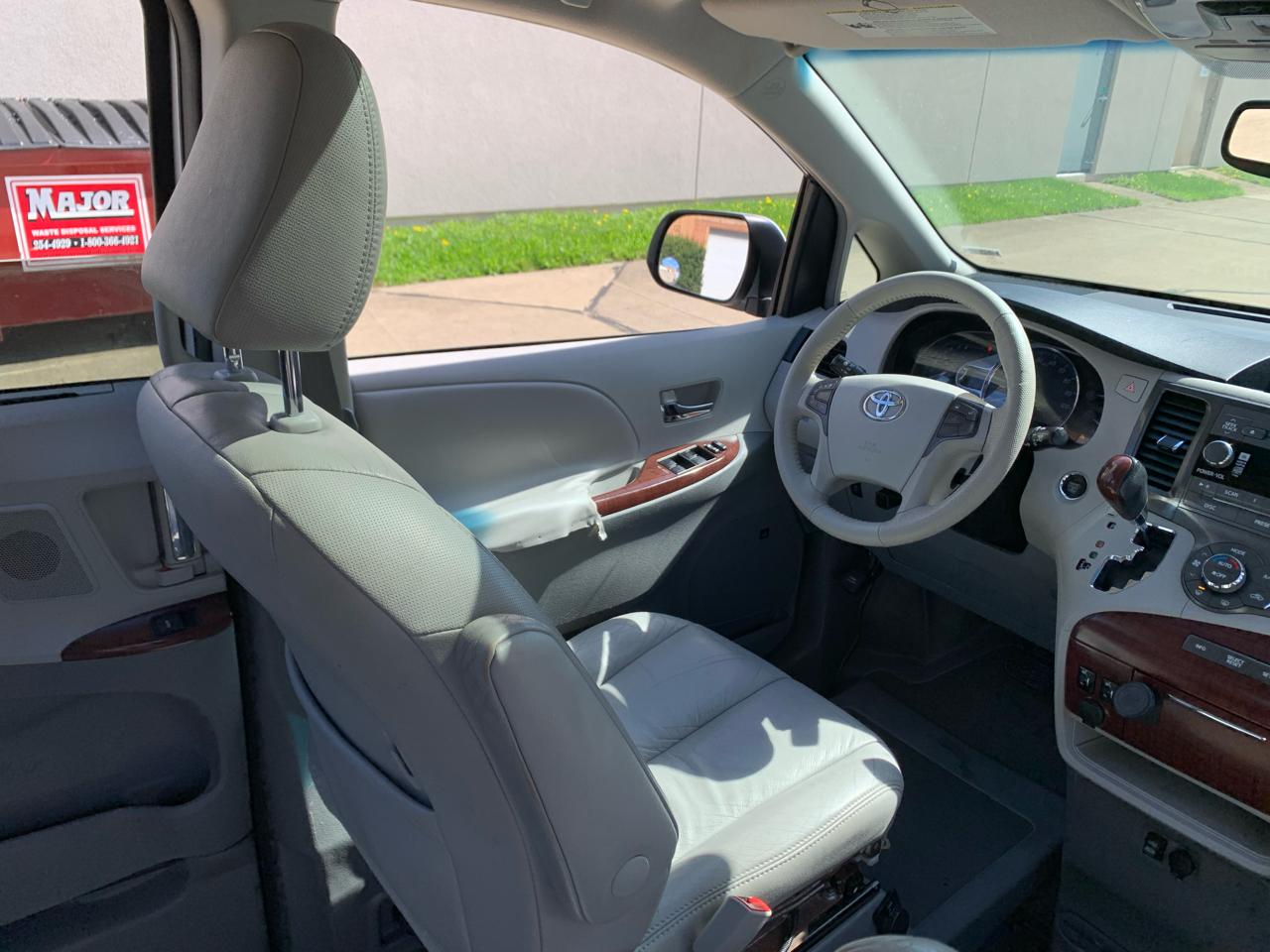 Toyota Sienna XLE 2011