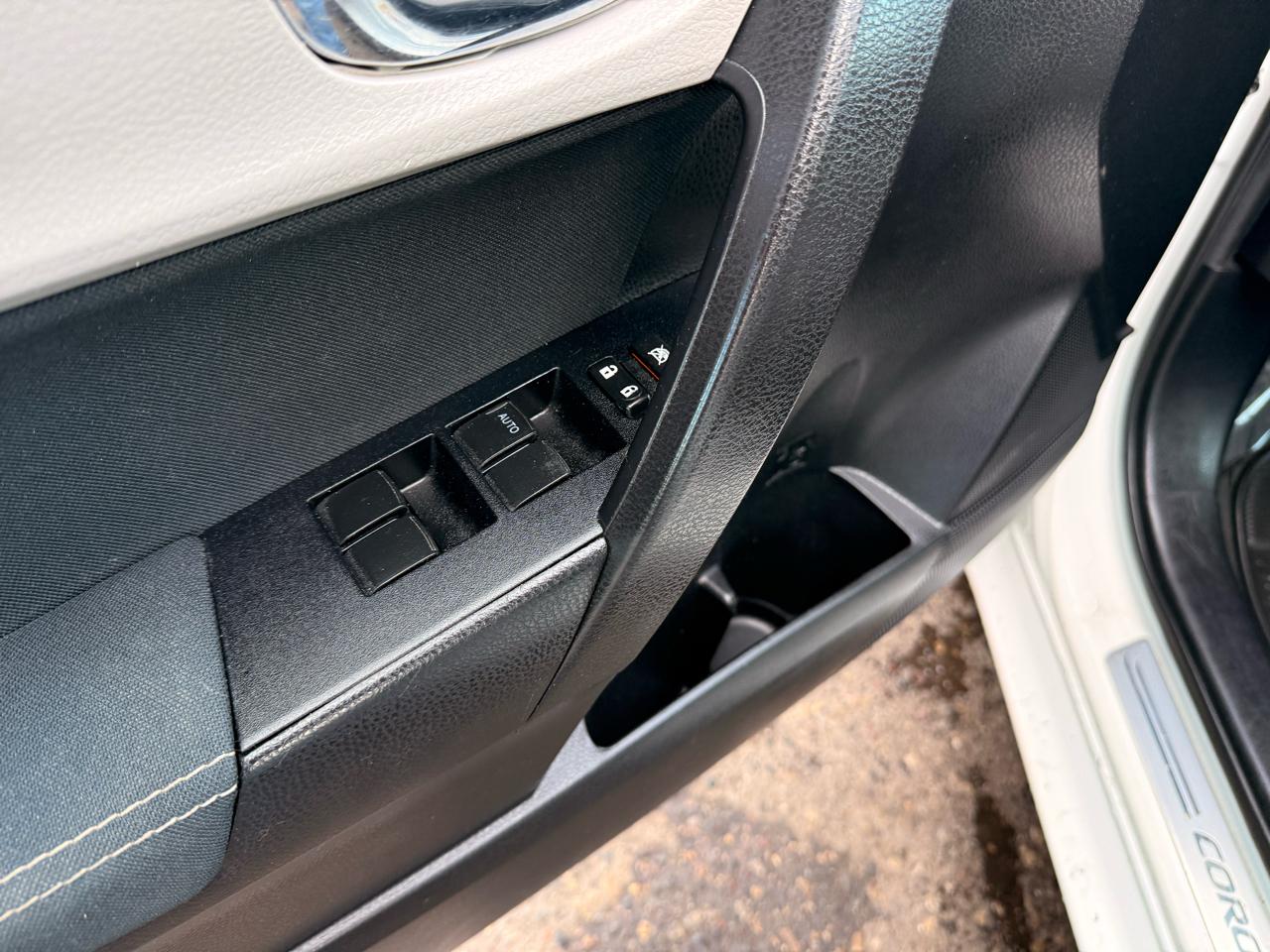 Toyota Corolla 4dr Sdn Auto LE (Natl) 2015