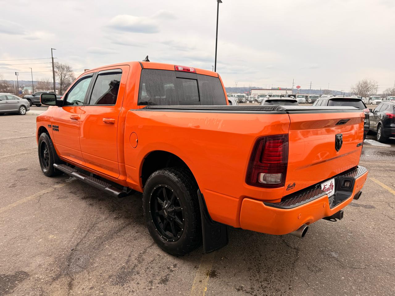 RAM 1500 4WD Crew Cab 140.5" Sport 2015