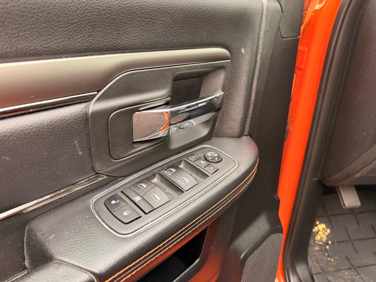 RAM 1500 4WD Crew Cab 140.5" Sport 2015