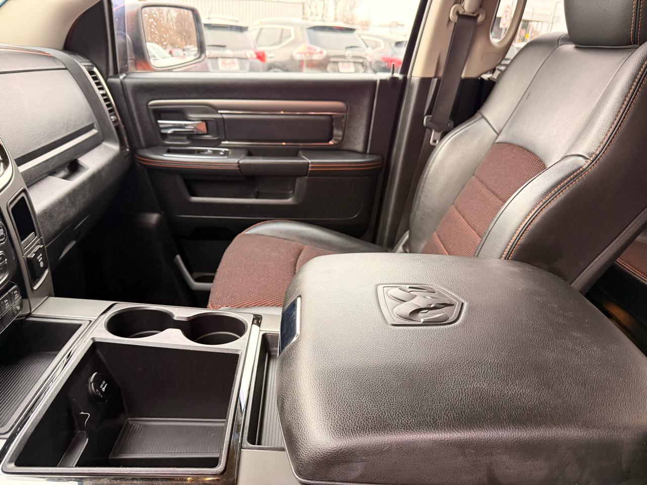 RAM 1500 4WD Crew Cab 140.5" Sport 2015