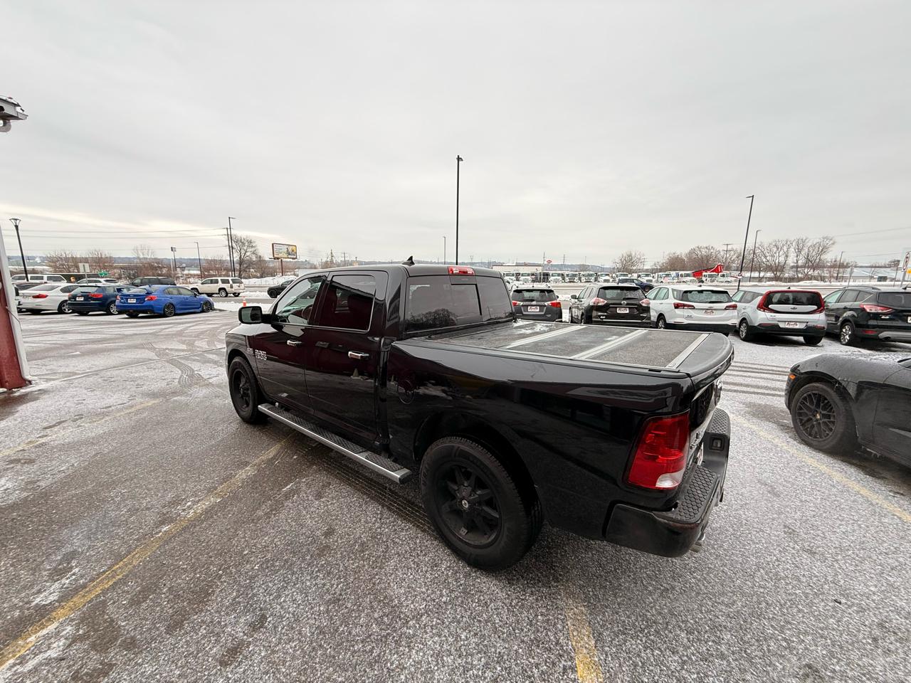 RAM 1500 4WD Crew Cab 140.5" SLT 2015