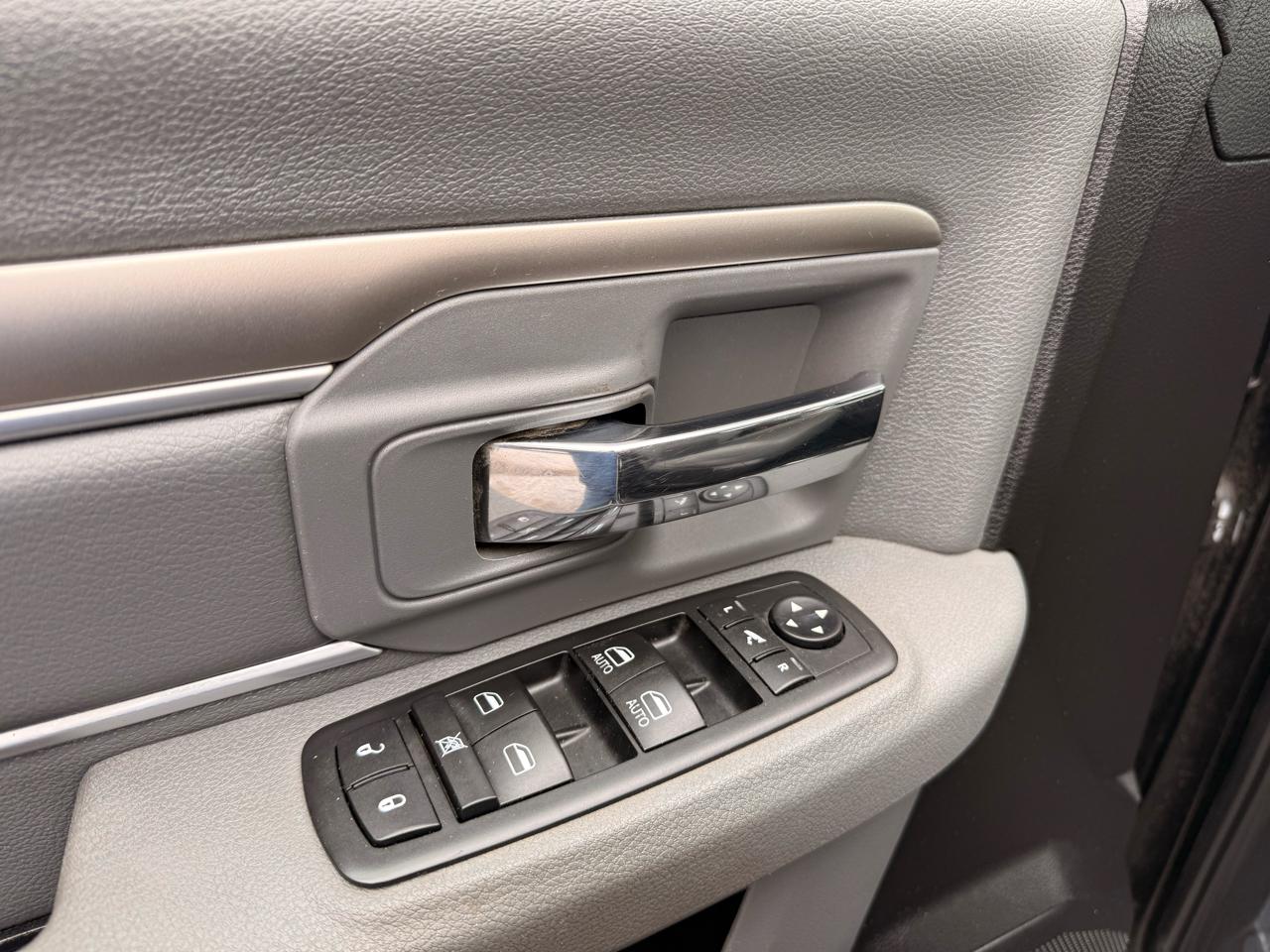 RAM 1500 4WD Crew Cab 140.5" SLT 2015