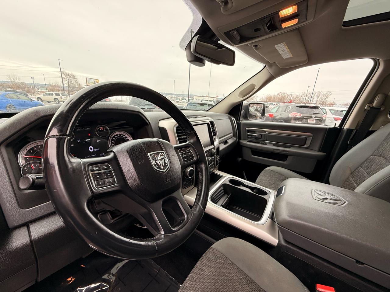 RAM 1500 4WD Crew Cab 140.5" SLT 2015