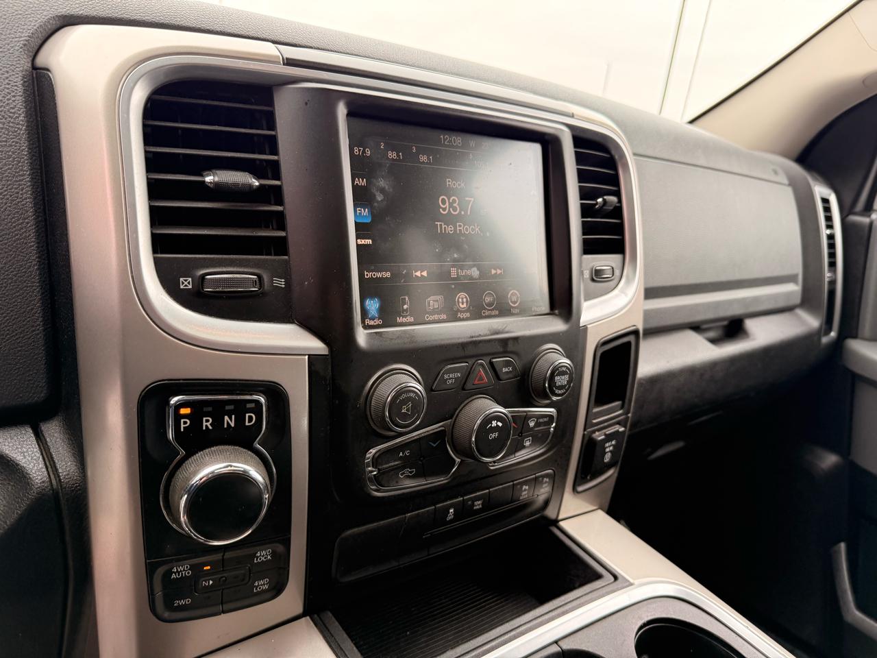 RAM 1500 4WD Crew Cab 140.5" SLT 2015