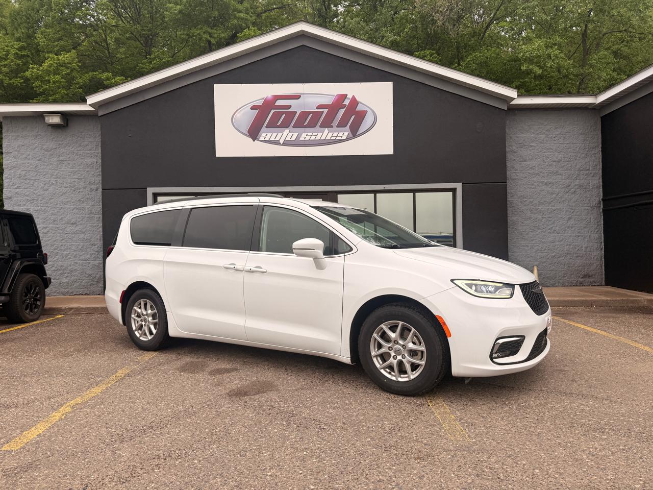 2022 Chrysler Pacifica Touring L's photo