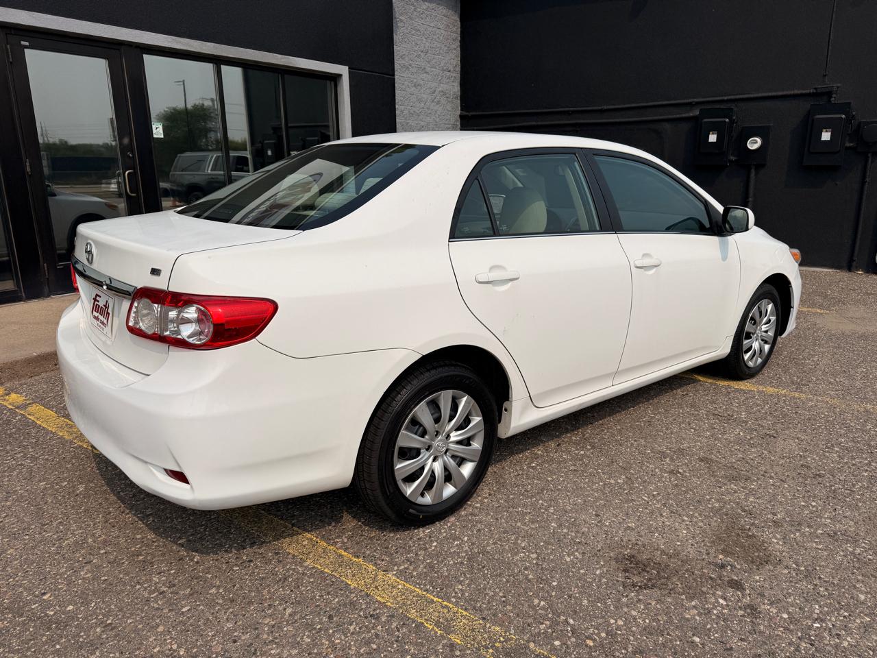 Toyota Corolla 4dr Sdn Auto LE (Natl) 2013