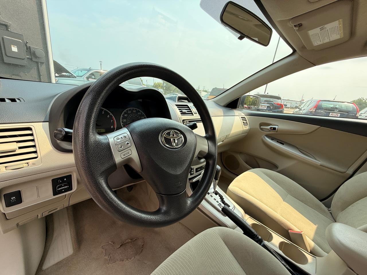 Toyota Corolla 4dr Sdn Auto LE (Natl) 2013