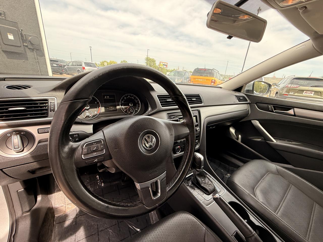 Volkswagen Passat 4dr Sdn 1.8T Auto Wolfsburg Ed 2015