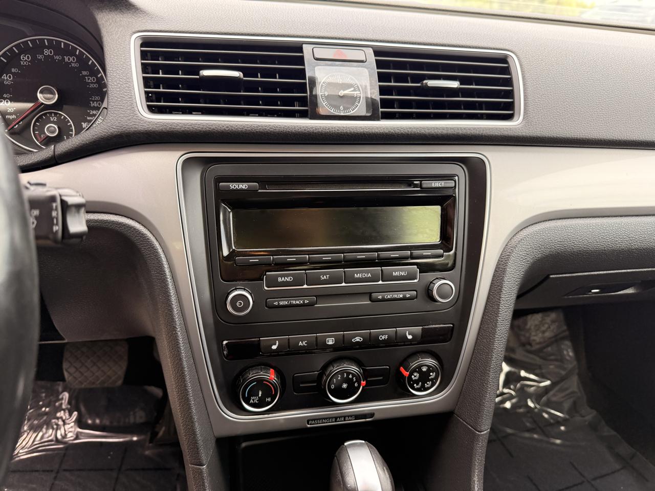 Volkswagen Passat 4dr Sdn 1.8T Auto Wolfsburg Ed 2015