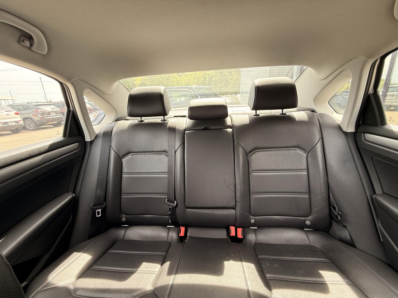 Volkswagen Passat 4dr Sdn 1.8T Auto Wolfsburg Ed 2015
