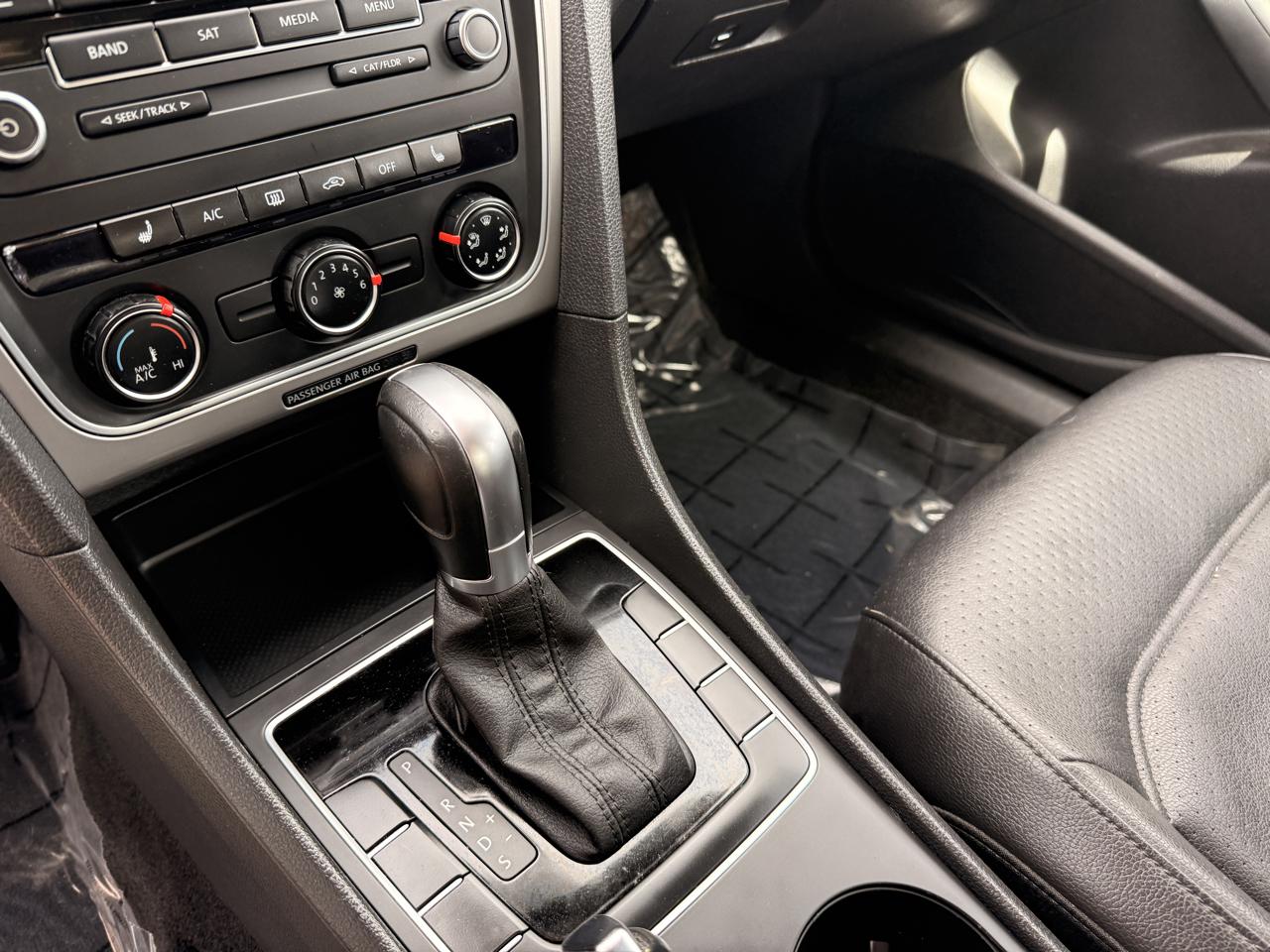 Volkswagen Passat 4dr Sdn 1.8T Auto Wolfsburg Ed 2015