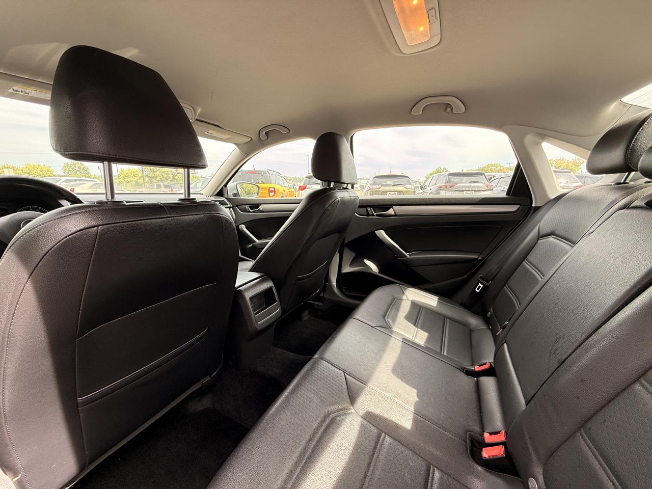 Volkswagen Passat 4dr Sdn 1.8T Auto Wolfsburg Ed 2015