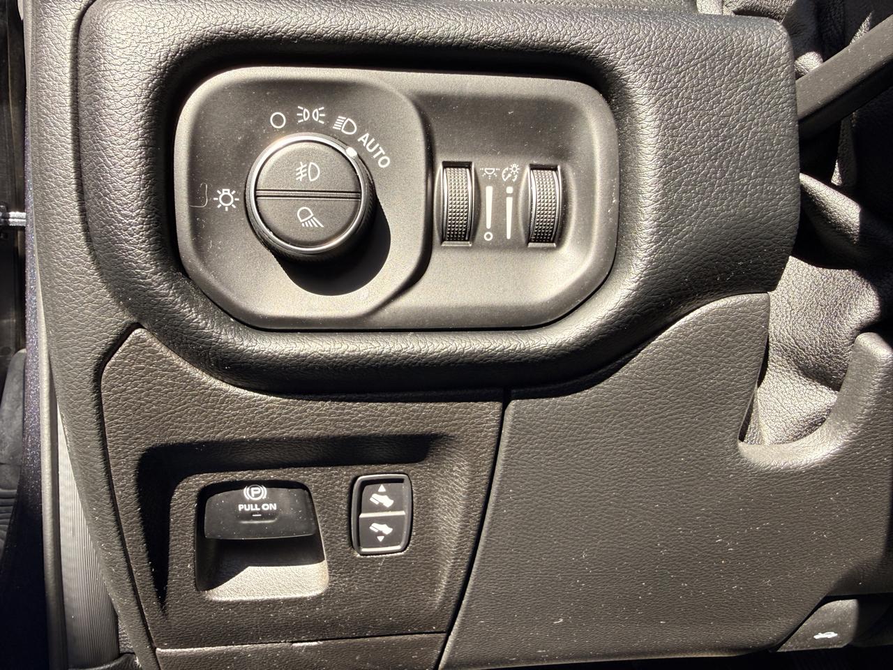 RAM 1500 Laramie Crew Cab SWB 4WD 2021