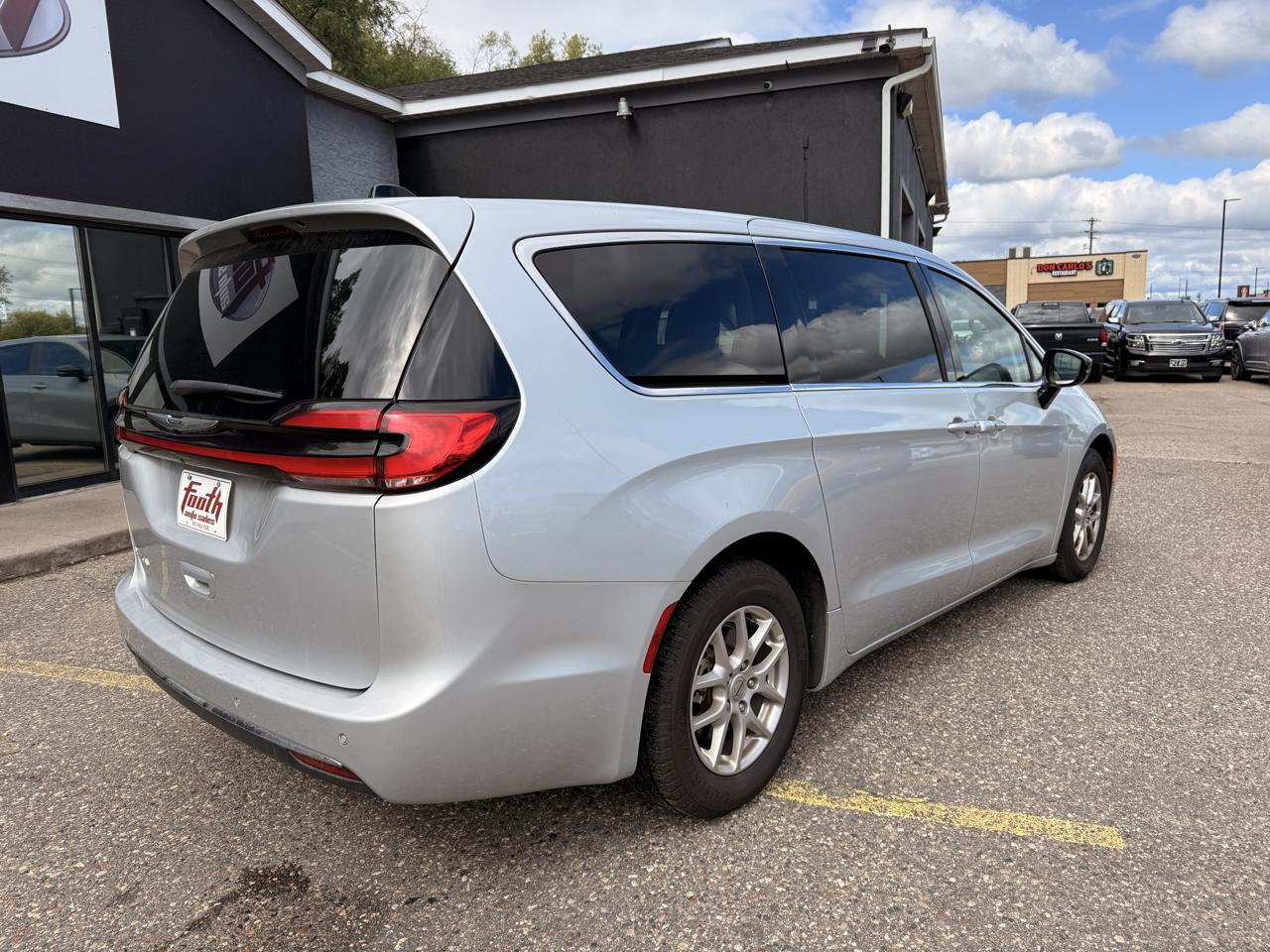 Chrysler Pacifica Touring L 2024