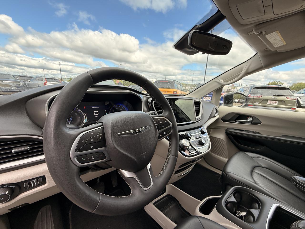 Chrysler Pacifica Touring L 2024